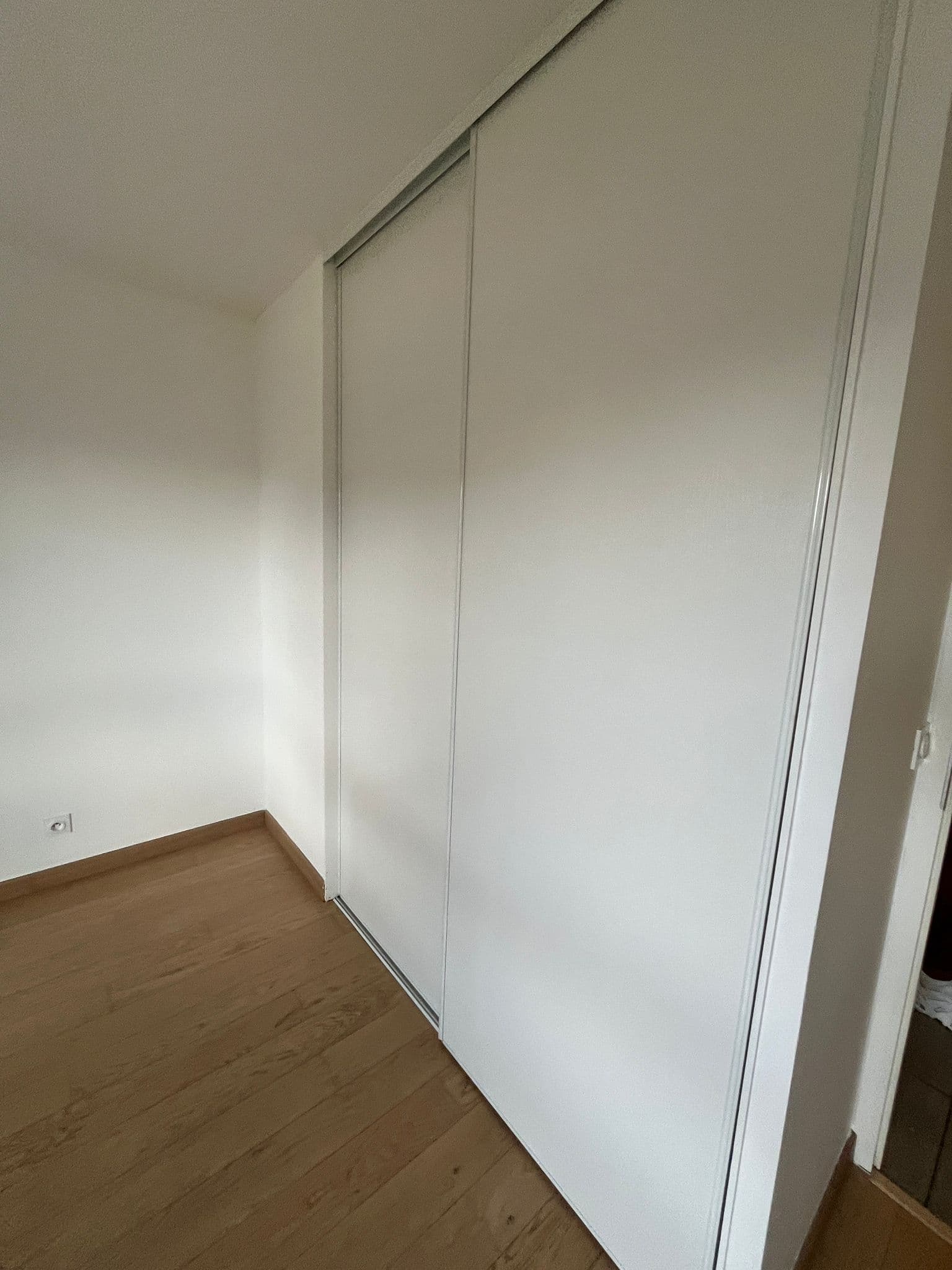 Placards coulissants intégrés dans la chambre