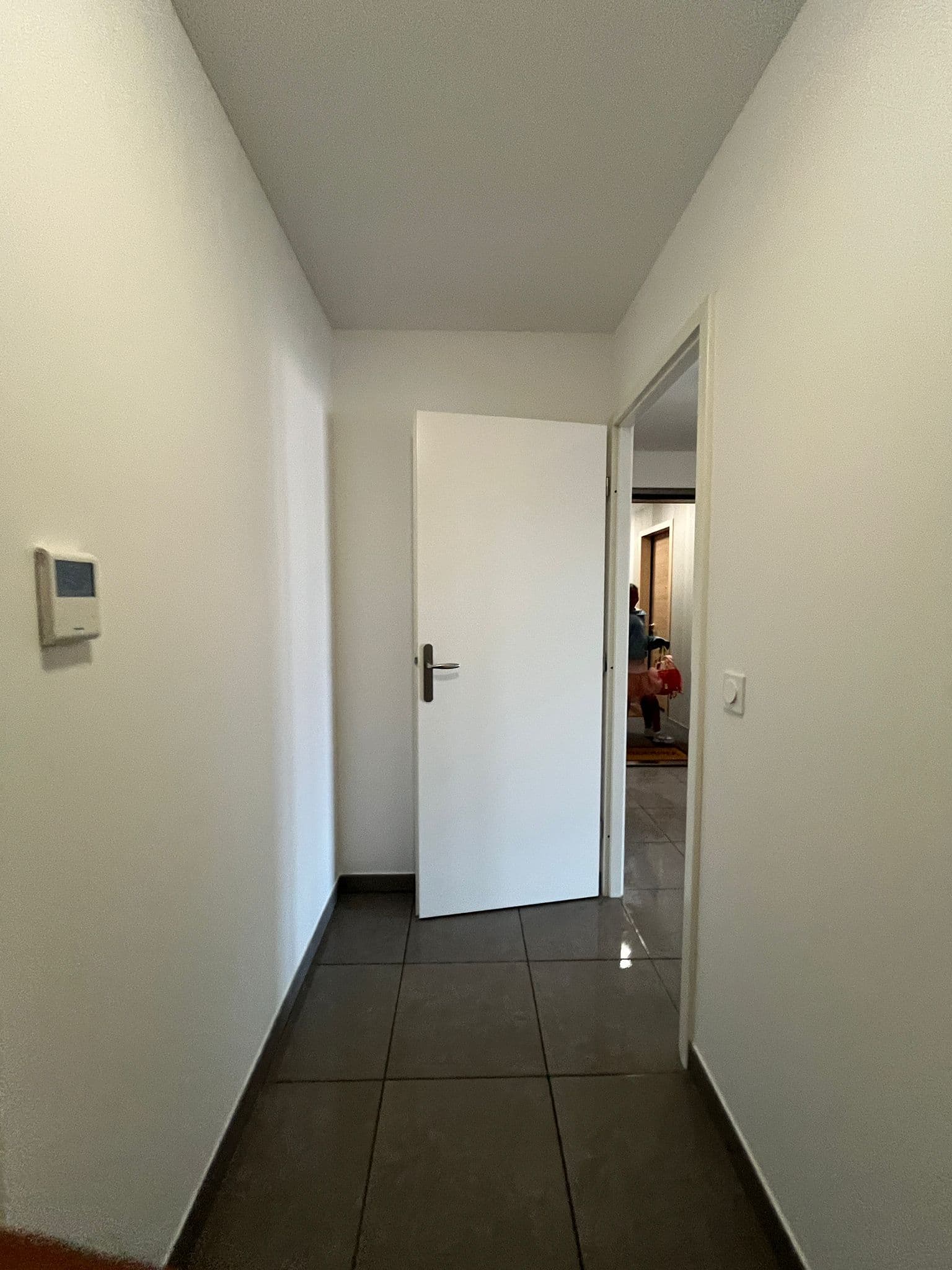 Entrée avec interphone et accès aux pièces