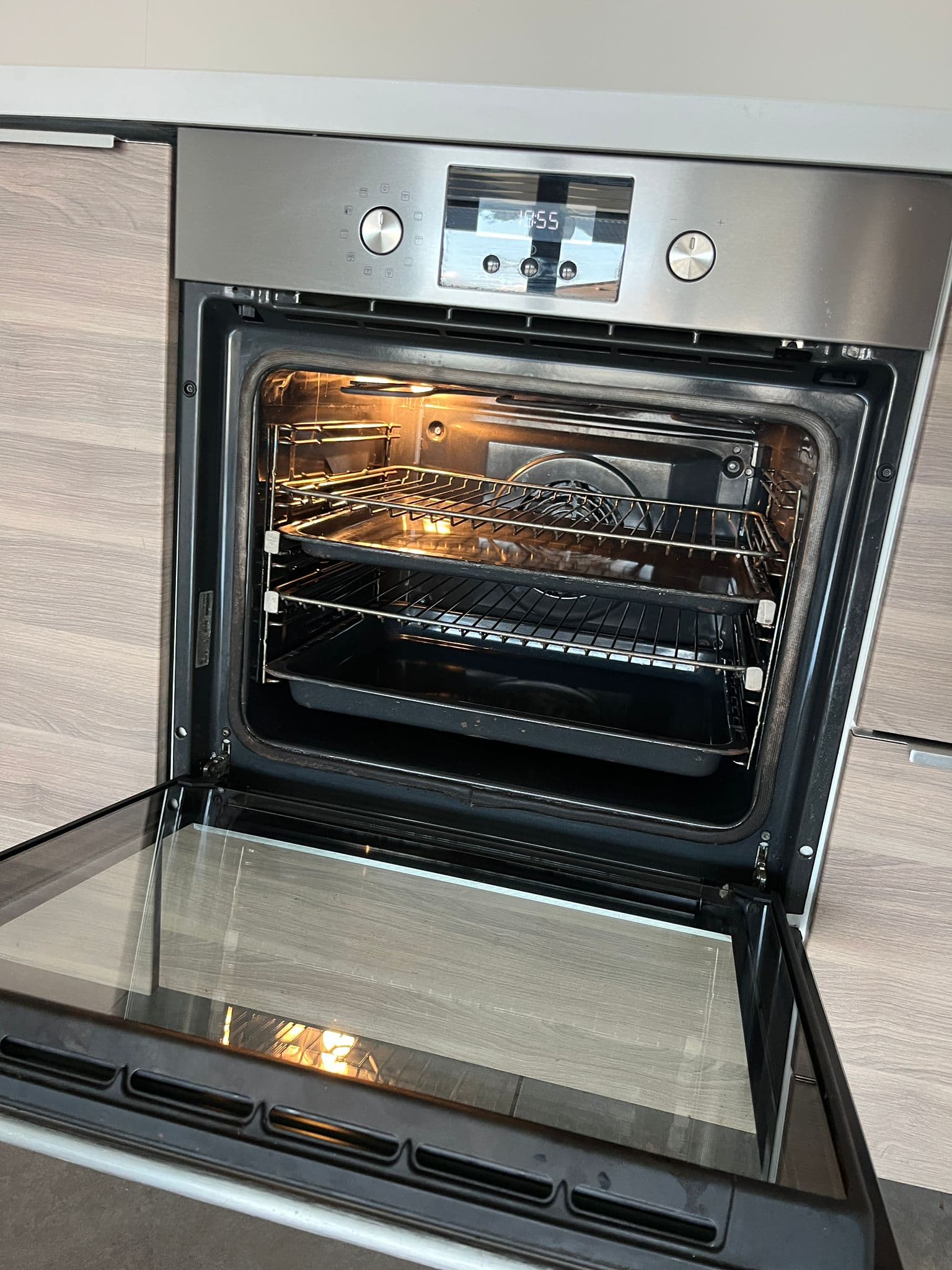 Four encastré inox dans la cuisine équipée