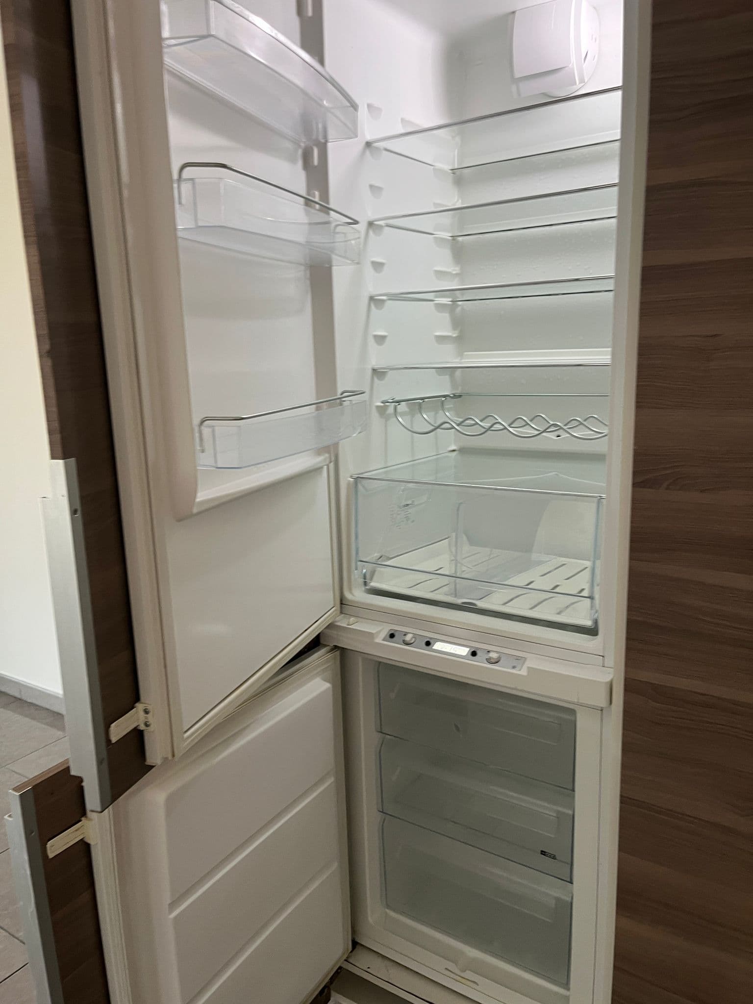 Réfrigérateur-congélateur encastré dans la cuisine