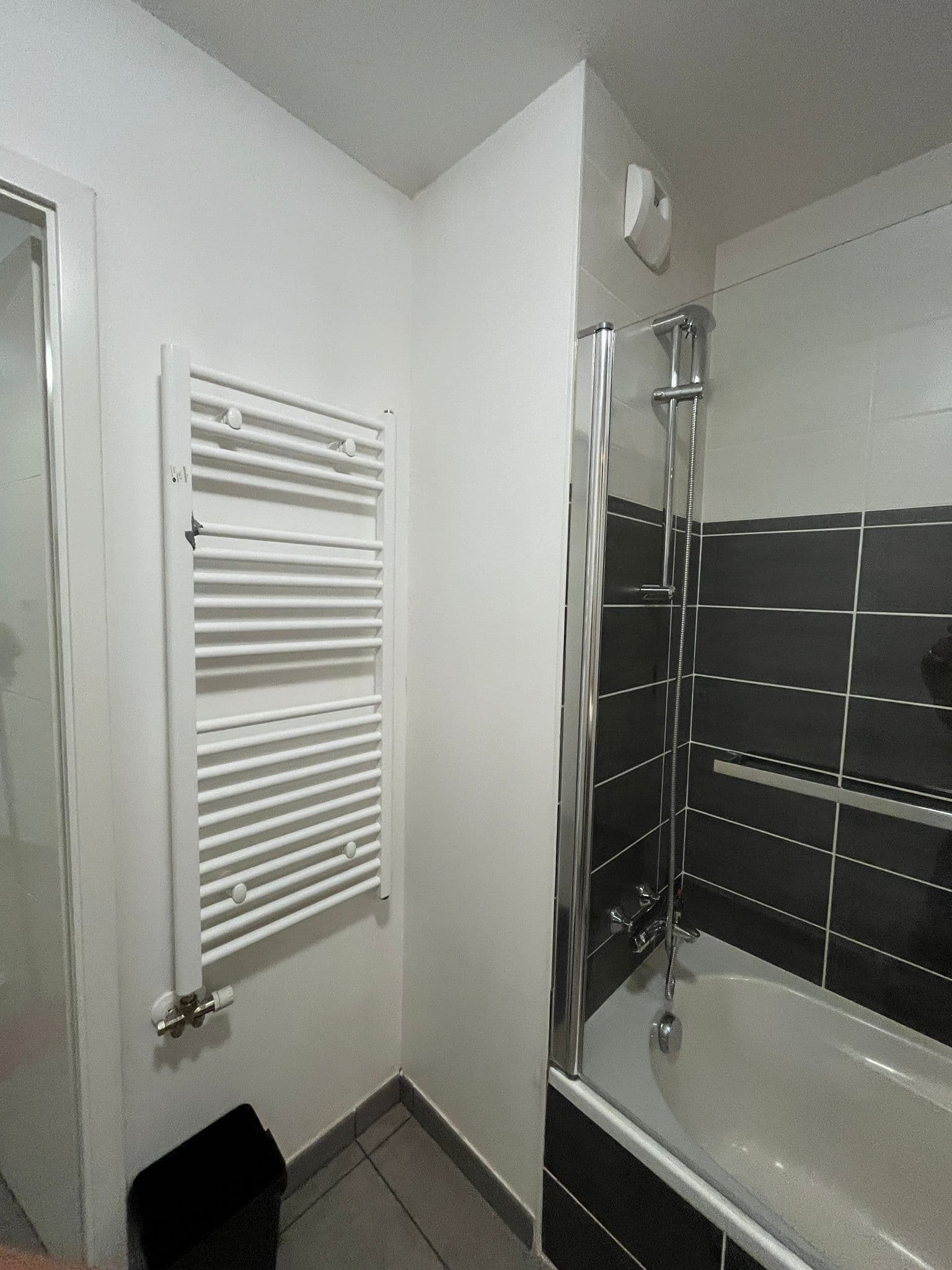 Sèche-serviettes dans la salle de bain