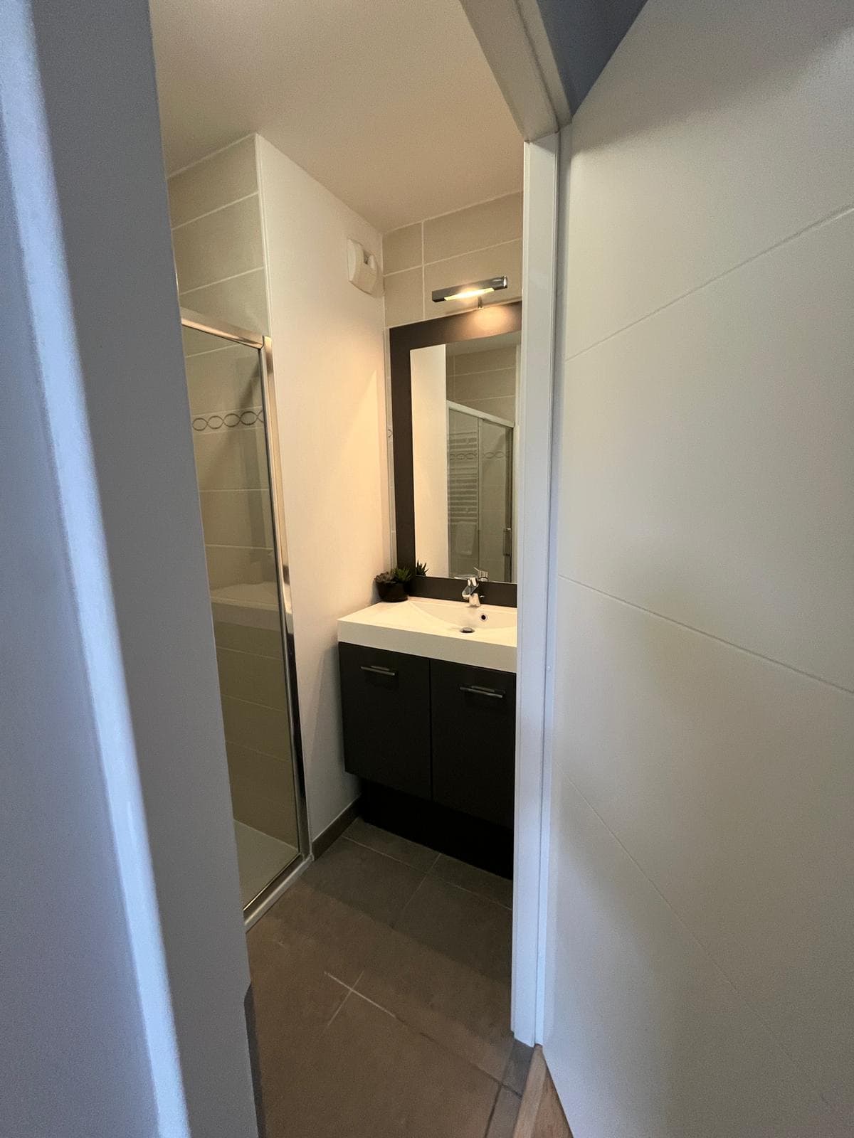 Salle d'eau : vasque moderne et miroir éclairé