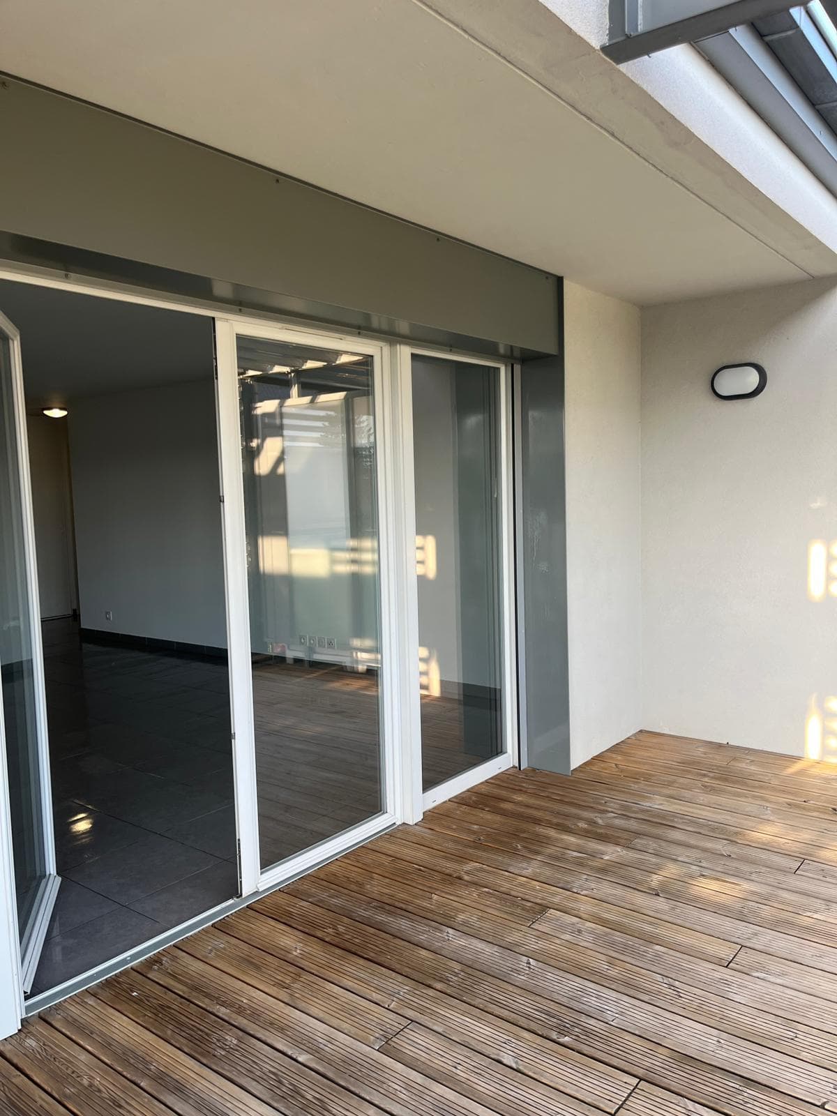 Accès terrasse depuis le séjour par baies vitrées coulissantes